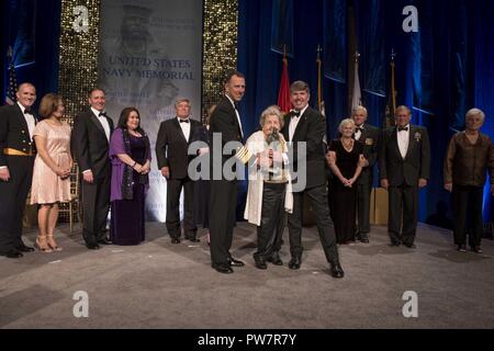 WASHINGTON (septembre 1994). 27, 2017) Le chef des opérations navales (ONC) Adm. John Richardson, gauche, présente avec le noir Ima 2017 Lone Sailor Award au National Building Museum, le 27 septembre à Washington, D.C. L'United States Navy Memorial Foundation, représentée par l'ancien Adm arrière. Frank Thorp, droit, accueille l'événement et a choisi la fin Delbert Black et son épouse, Ima, pour le prix, ce qui en fait les premiers à recevoir les Lone Sailor Award. Delbert Black a été le premier Master Chief Petty Officer de la Marine (MCPON), et Ima, un membre de la Marine VAGUES (femmes ont accepté d'urgence volontaire Banque D'Images