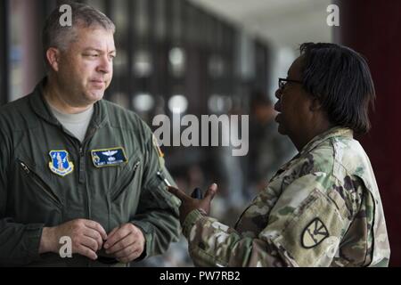 Le brigadier de l'armée américaine. Le général Deborah Howell, droite, l'adjudant général, aux îles Vierges, parle avec le Lieutenant-colonel de l'US Air Force Kurt Amundson, Minnesota Air National Guard's 133e vol de transport aérien, commandant à la St Thomas, Îles Vierges l'aéroport Cyril E. King sur Septembre 26, 2017. L'ouragan Maria formé dans l'océan Atlantique et les îles de la mer des Caraïbes, y compris Porto Rico et les Îles Vierges américaines. Les moyens militaires des États-Unis a appuyé la FEMA ainsi que l'état et les autorités locales dans les efforts de sauvetage et de secours. Banque D'Images