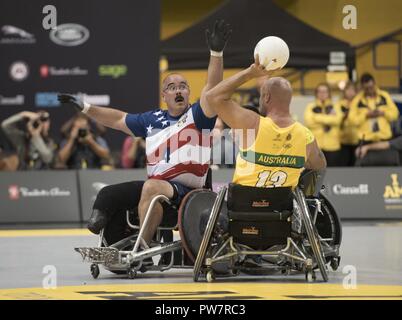 Air Force Tech. Le Sgt. Jason Caswell a l'air de bloquer une passe d'un adversaire dans le rugby en fauteuil roulant pour la médaille de bronze lors de l'Invictus 2017 Jeux à la Mattamy Athletic Centre à Toronto le 28 septembre 2017. L'Invictus Games, établi par le prince Harry en 2014, rassemble des blessés et les anciens combattants blessés de 17 nations pour 12 événements sportifs adaptative, y compris l'athlétisme, le basket-ball en fauteuil roulant, rugby en fauteuil roulant, la natation, le volleyball assis, et nouveaux pour le jeux 2017, golf. Banque D'Images