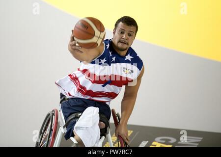 Vétéran du Corps des Marines Le Cpl. Jorge Salazar attrape une passe au cours de basket-ball tour préliminaire au cours de la 2017 Invictus Games à Toronto, Canada, le 28 septembre 2017. Banque D'Images