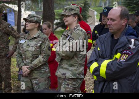 Des soldats d'Unit-Europe soutien médical, 7ème Commandement du soutien de la Mission d'écouter un exposé sur les mesures de sécurité avant le début de l'exercice sur le terrain au Centre euro-atlantique de coordination's 'Bosna i Hercegovina 2017' la gestion des conséquences de l'exercice à Tuzla, Bosnie-Herzégovine, 27 sept. Banque D'Images