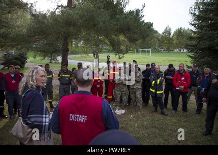 Des soldats d'Unit-Europe soutien médical, 7ème Commandement du soutien de la Mission d'écouter un exposé sur les mesures de sécurité avant le début de l'exercice sur le terrain au Centre euro-atlantique de coordination's 'Bosna i Hercegovina 2017' la gestion des conséquences de l'exercice à Tuzla, Bosnie-Herzégovine, 27 sept. Banque D'Images