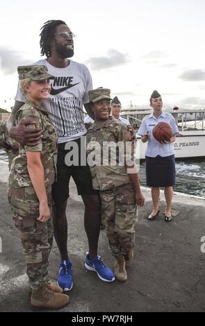 PEARL HARBOR (sept. 27, 2017) DeAndre Jordan, de basket-ball de la Los Angeles Clippers marque une pause pour une photo avec Joint Base Harbor-Hickam JBPHH (pearl) membres du Service, le 27 septembre. Alors que sur Oahu pour leur camp d'entraînement pré-saison, l'ensemble de l'équipe de basket-ball LA Clippers, entraîneurs, et le personnel a pris part à une visite de l'USS Arizona Memorial. Avec l'équipe, les membres en service de toutes les branches de l'armée se sont réunis à Joyeux Point Landing, situé sur JBPHH, à bord d'un navire qui les avait amenés au mémorial. Banque D'Images