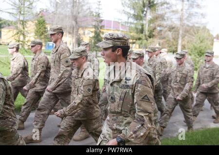 Le s.. Vanessa Carrillo, un chef de base chargé de cours avec la 7e armée du Commandement de l'instruction militaires Officer Academy, alors que la cadence des appels des étudiants de la 45ème Infantry Brigade Combat Team BLC mars au cours d'un cours au Centre de formation de combat de Yavoriv sur le maintien de la paix internationale et la sécurité dans l'ouest de l'Ukraine, le 29 septembre dernier. Banque D'Images