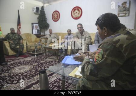 Le colonel de l'Armée nationale afghane, Askabudin raison, le directeur général de 3e Brigade, 215e Corps, discuter des projets et des tactiques pour l'opération Maiwand avec six conseillers des marines assigné à la Force au sud-ouest près de Gereshk, Afghanistan, 22 Septembre, 2017. Divers éléments de la Défense nationale afghane et les forces de sécurité s'emploient à effacer Gereshk et les régions avoisinantes de l'insurrection. Conseillers avec le Groupe de travail apportent une assistance tout au long de l'opération pour aider à poursuivre la promotion de l'influence gouvernementale dans la province de Helmand. Banque D'Images