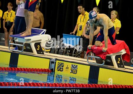 Vétéran de l'armée américaine Stefan, un ancien sergent Leroy et membre de l'équipe États-unis, met en place sur le bloc de départ pour les hommes 50 mètres nage libre lors des préliminaires à la natation 2017 Invictus dans les Jeux Pan Am Sports Centre à Toronto, Canada, le 28 septembre 2017. Leroy a été blessé lorsqu'une bombe artisanale a explosé le 7 juin 2012, lui faisant perdre les deux jambes. Banque D'Images