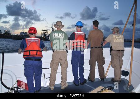 Garde-les membres de l'équipage Griesser Winslow scan piers dans Lime Tree Bay avec le ministère de la sécurité intérieure d'agents spéciaux, à Sainte-Croix, les Îles Vierges des États-Unis, le 28 septembre 2017. Ces agents spéciaux DHS formés assurera la sécurité et fournir le matériel de secours aux citoyens des USVI suite à l'Ouragan Maria. Banque D'Images