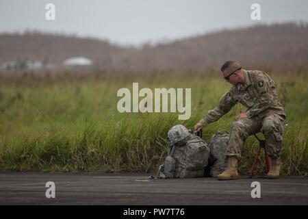 L'ARMÉE AMÉRICAINE Cpt. Benjamin Stork, médecin de l'air pour la 101e Brigade d'aviation de combat (cabine), vérifie le signal sur son téléphone satellite après son arrivée à Ceiba, Puerto Rico, le 27 septembre 2017. La 101e CAB va mener des efforts de secours et d'évacuation médicale à l'appui de la FEMA dans le processus de récupération de Puerto Rico après la dévastation créée par l'Ouragan Maria. Banque D'Images