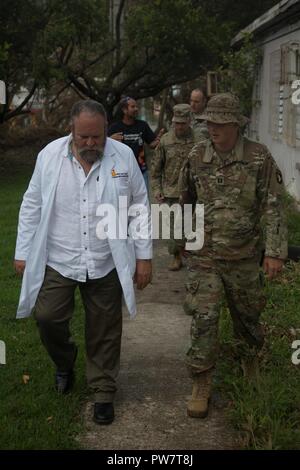 L'ARMÉE AMÉRICAINE Cpt. Benjamin Stork, médecin de l'aviation de combat de la 101e Brigade (CAB) (à droite) parle avec le Dr Alfonso Serrano, Direcotor Insern médicale Hôpital de San Pablo HIMA, à Fajardo, Porto Rico, le 28 septembre 2017. Le personnel militaire américain recueillir et d'évaluer les capacités du personnel civil local des installations médicales. La 101e CAB va mener des efforts de secours et d'évacuation médicale à l'appui de la FEMA dans le processus de récupération de Puerto Rico après la dévastation créée par l'Ouragan Maria. Banque D'Images