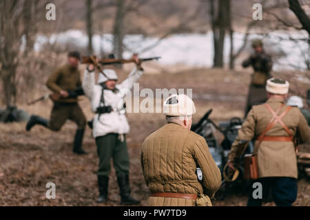 De reconstitution historique habillé en Fédération de soldats soviétiques de la Seconde Guerre mondiale, l'exécution de l'opération de ratissage. Soldat allemand sortent de l'embuscade et se rendre à Cap Banque D'Images