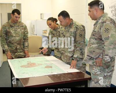 Le sergent-chef. Gabriel Fernandez-Rodriguez opérations le Sgt. Maj pour la Division de l'Administration centrale l'Administration centrale et de bataillon, 3e Division d'infanterie démontre aux sous-officiers dans HHBN comment préparer, analyser et trouver des problèmes sur une carte 25 septembre 2017 à Fort Stewart, Ga. Banque D'Images