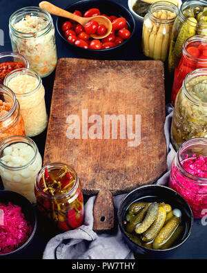 Aliments fermentés. Cornichons marinés légumes dans des bocaux en verre. Banque D'Images