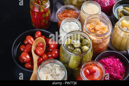 Aliments fermentés. Cornichons marinés légumes dans des bocaux en verre. Banque D'Images