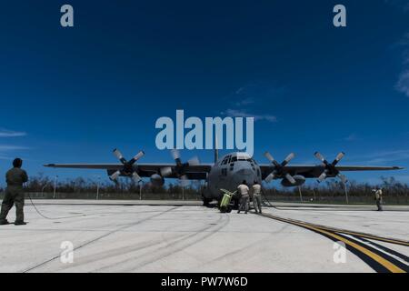 Un U.S. Air Force WC-130E Hercules affecté à la 198th Airlift Squadron effectue des vérifications avant vol de l'avion à la base de la Garde nationale aérienne Muniz, Puerto Rico, le 29 septembre, 2017. Le soutien actif de l'armée américaine ainsi que la FEMA l'état et les autorités locales dans les efforts de sauvetage et de secours à la suite de l'Ouragan Maria. Banque D'Images