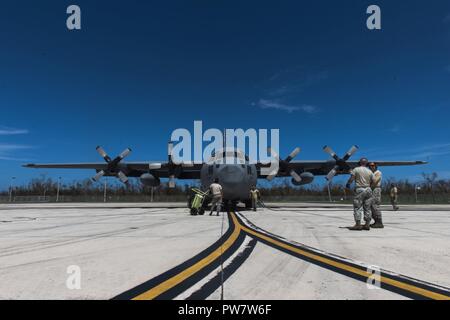 Un U.S. Air Force WC-130E Hercules affecté à la 198th Airlift Squadron effectue des vérifications avant vol de l'avion à la base de la Garde nationale aérienne Muniz, Puerto Rico, le 29 septembre, 2017. Le soutien actif de l'armée américaine ainsi que la FEMA l'état et les autorités locales dans les efforts de sauvetage et de secours à la suite de l'Ouragan Maria. Banque D'Images