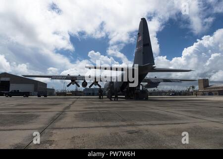 Un U.S. Air Force WC-130E Hercules affecté à la 198th Airlift Squadron est chargé avec de l'eau par le 156e Escadron de maintenance de la base de la Garde nationale aérienne Muniz, Puerto Rico, le 29 septembre, 2017. Le soutien actif de l'armée américaine ainsi que la FEMA l'état et les autorités locales dans les efforts de sauvetage et de secours à la suite de l'Ouragan Maria. Banque D'Images