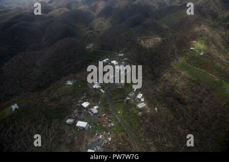 Une vue aérienne du nord de Puerto Rico à partir de la Garde nationale américaine un WC-130E Hercules affecté à la 198th Airlift Wing, sur sa façon d'amener l'eau à la base de la Force aérienne Ramey, Puerto Rico le 29 septembre, 2017. L'actif de l'armée américaine supportFEMA ainsi que l'état et les autorités locales dans les efforts de sauvetage et de secours à la suite de l'Ouragan Maria. Banque D'Images