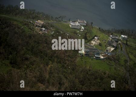 Une vue aérienne du nord de Puerto Rico à partir de la Garde nationale américaine un WC-130E Hercules affecté à la 198th Airlift Wing, sur sa façon d'amener l'eau à la base de la Force aérienne Ramey, Puerto Rico le 29 septembre, 2017. L'actif de l'armée américaine supportFEMA ainsi que l'état et les autorités locales dans les efforts de sauvetage et de secours à la suite de l'Ouragan Maria. Banque D'Images