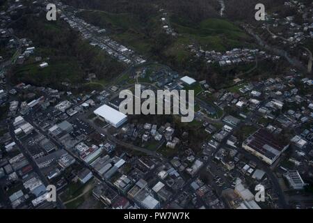 Une vue aérienne du nord de Puerto Rico à partir de la Garde nationale américaine un WC-130E Hercules affecté à la 198th Airlift Wing, sur sa façon d'amener l'eau à la base de la Force aérienne Ramey, Puerto Rico le 29 septembre, 2017. L'actif de l'armée américaine supportFEMA ainsi que l'état et les autorités locales dans les efforts de sauvetage et de secours à la suite de l'Ouragan Maria. Banque D'Images