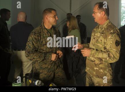 Le Lieutenant-colonel du Corps des Marines américain Marcus J. Mayence, gauche, le commandant de bataillon de l'Équipe de débarquement du bataillon, 2e Bataillon, 6e Régiment de Marines, 26e Marine Expeditionary Unit, parle avec le brigadier de l'armée américaine. Le général José J. Reyes, le sous-adjudant général de la Garde nationale de Porto Rico, au cours de la coordination des opérations de secours mixte au Ceiba, Puerto Rico, 30 septembre 2017. Le ministère de la Défense soutient l'Agence fédérale de gestion des urgences, le principal organisme fédéral, en aidant les personnes touchées par l'Ouragan Maria afin de minimiser la souffrance et est une composante de l'ensemble de l'ensemble du gouvernement respo Banque D'Images