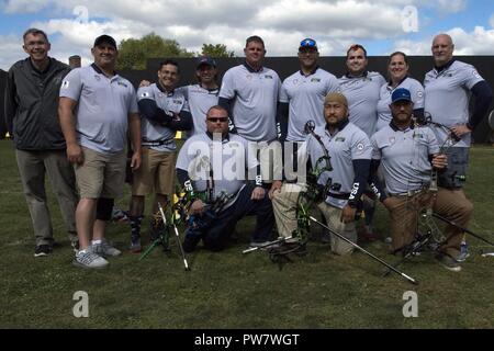 Les membres de l'équipe US posent pour une photo lors de l'Invictus 2017 Jeux dans le Site historique de Fort York, à Toronto (Ontario), le 28 septembre 2017. L'Invictus Games, établi par le prince Harry en 2014, rassemble des blessés et les anciens combattants blessés de 17 nations pour 12 événements sportifs adaptative, y compris l'athlétisme, le basket-ball en fauteuil roulant, rugby en fauteuil roulant, la natation, le volleyball assis, et nouveaux pour le jeux 2017, golf. Banque D'Images