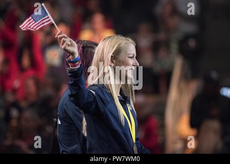 Vétéran du Corps des Marines Le Cpl. Jessica-Rose Hammack arrive pour la cérémonie de clôture pour l'Invictus 2017 jeux au Centre Air Canada à Toronto le 30 septembre 2017. L'Invictus Games, établi par le prince Harry en 2014, rassemble des blessés et les anciens combattants blessés de 17 nations pour 12 événements sportifs adaptative, y compris l'athlétisme, le basket-ball en fauteuil roulant, rugby en fauteuil roulant, la natation, le volleyball assis, et nouveaux pour le jeux 2017, golf. Banque D'Images