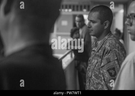 Le sergent de l'armée américaine. Luis Rodriguez, vol, Medic, affecté à la 101e Brigade d'aviation de combat (cabine), 101st Airborne Division (Air Assault), visite un camp de réfugiés pour les personnes sans domicile, Ceiba, Puerto Rico, 30 septembre 2017. Rodriguez a évalué les besoins médicaux du camp, ainsi que de leur fournir des soins médicaux immédiats pour les occupants.Le 101e CAB mène des efforts de secours et d'évacuation médicale à l'appui de la FEMA dans le processus de récupération de Puerto Rico après la dévastation créée par l'Ouragan Maria. Banque D'Images