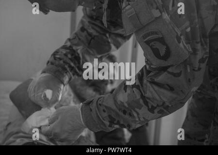 L'ARMÉE AMÉRICAINE Cpt. Benjamin Stork, médecin de la 101e Brigade d'aviation de combat (cabine), 101st Airborne Division (Air Assault), vérifie une blessure à un réfugié d'un ouragan, Ceiba, Puerto Rico, 30 septembre 2017. Stork a visité le camp de réfugiés afin d'évaluer les besoins médicaux et fournir des soins médicaux immédiats. La 101e CAB mène des efforts de secours et d'évacuation médicale à l'appui de la FEMA dans le processus de récupération de Puerto Rico après la dévastation créée par l'Ouragan Maria. Banque D'Images