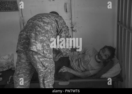 Le sergent de l'armée américaine. Luis Rodriguez, vol, Medic, affecté à la 101e Brigade d'aviation de combat (cabine), 101st Airborne Division (Air Assault), robes une blessure de l'occupant du camp de réfugiés, Ceiba, Puerto Rico, 30 septembre 2017. Rodriguez a visité le camp de réfugiés afin d'évaluer les besoins médicaux et fournir des soins médicaux immédiats. La 101e CAB mène des efforts de secours et d'évacuation médicale à l'appui de la FEMA dans le processus de récupération de Puerto Rico après la dévastation créée par l'Ouragan Maria. Banque D'Images