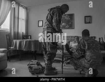 Le sergent de l'armée américaine. Luis Rodriguez (peur), vol, Medic, et Cpt. Benjamin Stork (à gauche), médecin de l'air, tous deux assignés à la 101e Brigade d'aviation de combat (cabine), 101st Airborne Division (Air Assault), parler avec Georgina Felix, un résident de l'Edificio Francisco Colon Gordian, un foyer pour personnes âgées, soins de Ceiba, Puerto Rico, 30 septembre 2017. La 101e CAB mène des efforts de secours et d'évacuation médicale à l'appui de la FEMA dans le processus de récupération de Puerto Rico après la dévastation créée par l'Ouragan Maria. Banque D'Images