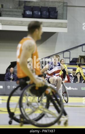 U.S. assiste à l'événement de basket-ball en fauteuil roulant au cours de l'Invictus Games à l'Ryersons Mattamy Athletic Centre, Toronto, Canada, 30 septembre 2017. Invictus Games, Septembre 23-30, est un style international paralympique, évènement multi-sport, créé par le prince Harry de Galles, où blessés, blessés ou malades le personnel des forces armées et les anciens combattants participent aux sports, notamment le basket-ball en fauteuil roulant, rugby en fauteuil roulant, assis volley-ball, tir à l'arc, randonnée à vélo, tennis en fauteuil roulant, dynamophilie, golf, natation, et l'aviron en salle. Banque D'Images