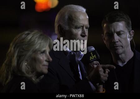 Le Vice-président américain Joe Biden assiste à l'événement de basket-ball en fauteuil roulant au cours de l'Invictus Games à l'Ryersons Mattamy Athletic Centre, Toronto, Canada, 30 septembre 2017. Invictus Games, Septembre 23-30, est un style international paralympique, évènement multi-sport, créé par le prince Harry de Galles, où blessés, blessés ou malades le personnel des forces armées et les anciens combattants participent aux sports, notamment le basket-ball en fauteuil roulant, rugby en fauteuil roulant, assis volley-ball, tir à l'arc, randonnée à vélo, tennis en fauteuil roulant, dynamophilie, golf, natation, et l'aviron en salle. Banque D'Images