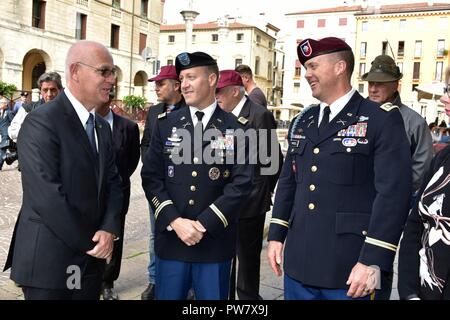 De gauche à droite, le Dr Giuseppe Petronzi, Vicenza, chef de la police de l'armée américaine rencontre le colonel Erik M. Berdy, commandant de la garnison de l'armée américaine en Italie et le lieutenant-colonel Edward Twaddel, commandant adjoint de la 173e Brigade aéroportée, au cours de la fête de Saint Michel, à l'église de Santa Maria dei Servi, Vicenza, Italie, le 29 septembre, 2017. Saint Michel est le patron pour les parachutistes et les forces d'application de la loi italienne. Banque D'Images