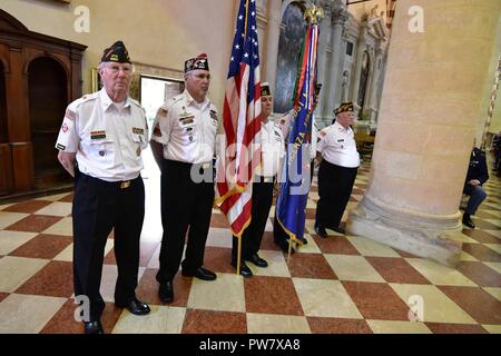 Les anciens combattants de l'armée américaine de la communauté Vicenza lors d'une messe en l'honneur de la fête de Saint Michel, à l'église de Santa Maria dei Servi, Vicenza, Italie, le 29 septembre, 2017. Saint Michel Archange est le Saint Patron de la police italienne et aéroportées. Banque D'Images