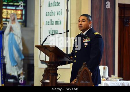 Le Major de l'armée américaine Owen Vazquez, 173e Brigade aéroportée, aumônier de l'invocation à l'offre de parachutistes de la 173e Brigade aéroportée parachutiste italien rejoint les anciens combattants et les forces de police locales, au cours d'une messe en l'honneur de la fête de Saint Michel, à l'église de Santa Maria dei Servi, Vicenza, Italie, le 29 septembre, 2017. Saint Michel Archange est le Saint Patron de la police italienne et aéroportées. Les parachutistes se sont réunis avec la police locale pour honorer leur patron mutuelle et de maintenir de bonnes relations locales.( Banque D'Images