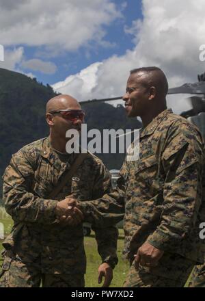 Corps des Marines américains, le général Craig Q. Timberlake, 3e Division de Marines du général commandant, serre la main avec le Lieutenant-colonel Jackson Doan, commandant du bataillon de l'équipe d'atterrissage, 3e Bataillon, 5ème Marines, 31e Marine Expeditionary Unit, tout en visitant l'un des sites de formation KAMANDAG au Colonel Ernesto P. Ravina Air Base, Philippines, le 2 octobre 2017. Des exercices bilatéraux comme KAMANDAG accroître la capacité des États-Unis et des Philippines pour répondre rapidement et travailler ensemble durant des attentats terroristes ou des crises humanitaires, afin d'accomplir la mission, le soutien pop local Banque D'Images