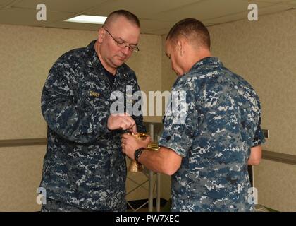 Océan Atlantique (oct. 1, 2017) - Le Cmdr. Michael Chaney (à gauche), l'aumônier adjoint affecté au Centre médical naval Portsmouth (PNLP), et le lieutenant Cmdr. Chad Douglas McIntosh, un aumônier affecté à NMCP, passer le pain de la communion à l'autre pendant le Services protestants à bord du transport maritime militaire du Commandement de navire-hôpital USNS Comfort (T-AH 20) alors qu'il se prépare pour les opérations humanitaires à Porto Rico. Le ministère de la Défense soutient l'Agence fédérale de gestion des urgences, le chef de l'agence fédérale pour aider les personnes touchées par l'Ouragan Maria afin de minimiser la souffrance et est l'une des composantes du Banque D'Images