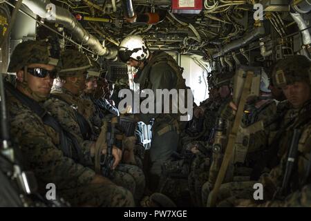 Des soldats espagnols et des Marines américains affectés à des fins spéciales Groupe Force-Crisis Response-Africa air-sol marin s'asseoir à l'intérieur d'un MV-22C Osprey avion près d'Asturias, Espagne, le 28 septembre 2017. SPMAGTF-CR-AF déployés pour mener limited la réponse aux crises et les opérations de sécurité de théâtre en Europe et en Afrique du Nord. Banque D'Images