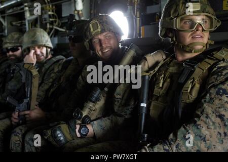 Des soldats espagnols et des Marines américains affectés à des fins spéciales Groupe Force-Crisis Response-Africa air-sol marin s'asseoir à l'intérieur d'un MV-22C Osprey avion près d'Asturias, Espagne, le 28 septembre 2017. SPMAGTF-CR-AF déployés pour mener limited la réponse aux crises et les opérations de sécurité de théâtre en Europe et en Afrique du Nord. Banque D'Images