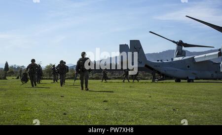 Soldats espagnols débarquent un MV-22 Osprey C aéronefs affectés à des fins spéciales Groupe Force-Crisis Response-Africa air-sol marin au cours d'un exercice d'évacuation de l'ambassade près de Asturias, Espagne, le 28 septembre 2017. SPMAGTF-CR-AF déployés pour mener limited d'intervention en cas de crise et théâtre-opérations de sécurité en Europe et l'Afrique du Nord. Banque D'Images