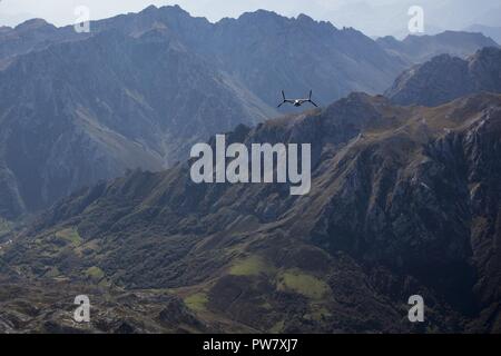 Un MV-22 Osprey C aéronefs affectés à des fins spéciales Groupe Force-Crisis Response-Africa air-sol marin vole près de Asturias, Espagne, le 28 septembre 2017. SPMAGTF-CR-AF déployés pour mener limited d'intervention en cas de crise et théâtre-opérations de sécurité en Europe et l'Afrique du Nord. Banque D'Images