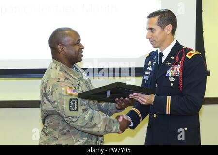 Le colonel Frank Davis II (à gauche), commandant du 71e Groupe d'artillerie (Explosive ordnance disposal), le Colonel donne Norberto Menendez (droite), commandant de la 4e Division d'infanterie, d'artillerie, un souvenir pour participer à titre de conférencier invité lors de la célébration du Mois du patrimoine hispanique 2017, présenté par 71e Groupe d'artillerie (Explosive Ordnance Disposal) et 4e Division d'infanterie, Bureau de l'égalité des chances du 25 septembre au Centre de conférences de l'Elkhorn. La célébration a commencé officiellement le 15 septembre et se poursuivra jusqu'à 15 octobre. Banque D'Images