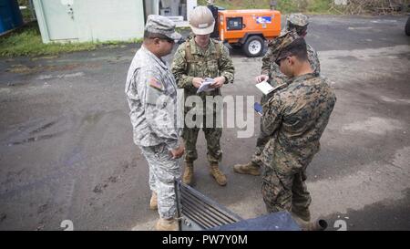 Les Marines américains avec la 26e Marine Expeditionary Unit (MEU) et de la Marine Les marins à la construction 2 bataillon amphibie, inspecter un centre de distribution local's generator pour un niveau de service et de capacité en carburant à l'appui de l'Ouragan Maria les efforts de secours au Ceiba, Puerto Rico, Octobre 1, 2017. Le ministère de la Défense soutient l'Agence fédérale de gestion des urgences, le principal organisme fédéral, en aidant les personnes touchées par l'Ouragan Maria afin de minimiser la souffrance et est une composante de l'ensemble de l'intervention. Banque D'Images