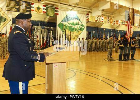 Le colonel Frank David II, commandant du 71e Groupe d'artillerie (Explosive Ordnance Disposal), prononce un discours à propos de huit soldats d'être honorés pour leurs nombreuses années de service dévoué à la nation au cours d'une cérémonie à la retraite le 27 septembre 2017, à l'intérieur de la William "Bill" Reed centre d'événements spéciaux à Fort Carson, Colorado La cérémonie est organisée chaque mois pour montrer l'appréciation pour les soldats de quitter l'armée et permet aux amis, parents et collègues l'occasion de célébrer dans les décennies de réalisations. Banque D'Images