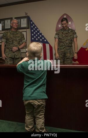 Les Marines américains, famille et amis se rassemblent pour le lieutenant-colonel Sarah B. Lenz cérémonie promotion sur Camp Lejeune, en Caroline du Nord, le 2 octobre 2017. Lenz a été promu au grade de Lieutenant-colonel majeur de par le Colonel Christian G. Cabaniss. Banque D'Images