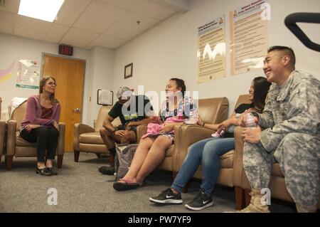 Valerie Miller (à gauche), infirmière sage-femme, Département des services de santé, William Beaumont Army Medical Center, mène un groupe de soins prénataux session avec les parents de nouveau-nés pour discuter des préoccupations, attentes et répondez à toutes les questions que les couples peuvent avoir concernant leur expérience d'accouchement à WBAMC, 28 septembre. Sage-femme est célébrée la semaine nationale 1-7 Octobre et reconnaît les sages-femmes et leurs rôles dans la santé des femmes. William Beaumont Army Medical Center est le seul hôpital à El Paso, au Texas, pour assurer 24 heures sur 24 et les services de sage-femme pour les mères au travail. Banque D'Images
