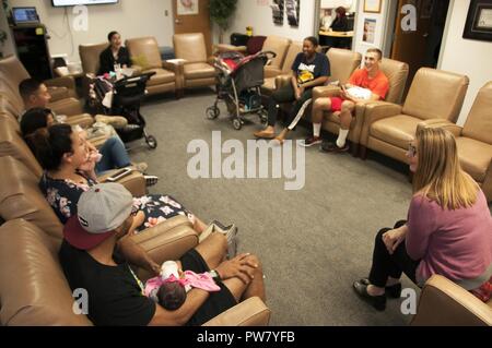 Valerie Miller (bas à droite), infirmière sage-femme, Département des services de santé, William Beaumont Army Medical Center, mène un groupe de soins prénataux session avec les parents de nouveau-nés pour discuter des préoccupations, attentes et répondez à toutes les questions que les couples peuvent avoir concernant leur expérience d'accouchement à WBAMC, 28 septembre. Sage-femme est célébrée la semaine nationale 1-7 Octobre et reconnaît les sages-femmes et leurs rôles dans la santé des femmes. William Beaumont Army Medical Center est le seul hôpital à El Paso, au Texas, pour assurer 24 heures sur 24 et les services de sage-femme pour les mères au travail. Banque D'Images