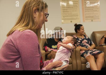 Valerie Miller, infirmière sage-femme, Département des services de santé, William Beaumont Army Medical Center, est titulaire d'un bébé nouveau-né pendant qu'elle effectue une séance de soins prénatals groupe avec les parents de nouveau-nés pour discuter des préoccupations, attentes et répondez à toutes les questions que les couples peuvent avoir concernant leur expérience d'accouchement à WBAMC, 28 septembre. Sage-femme est célébrée la semaine nationale 1-7 Octobre et reconnaît les sages-femmes et leurs rôles dans la santé des femmes. William Beaumont Army Medical Center est le seul hôpital à El Paso, au Texas, pour assurer 24 heures sur 24 et les services de sage-femme pour les mères au travail. Banque D'Images