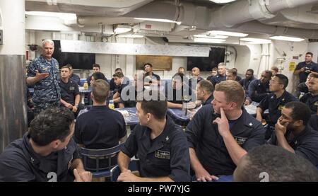 Singapour (28 septembre 2017) Vice-amiral. Tom Rowden, commandant de la marine, des forces de surface, parle avec les marins à bord de la classe Arleigh Burke destroyer lance-missiles USS John S. McCain (DDG 56) pendant un appel mains libres à la base navale de Changi, à Singapour, le 28 septembre. Rowden visite McCain pour mieux comprendre les défis et de préparation déployées pour discuter du rôle du nouveau Groupe de surface du Pacifique occidental de l'organisation. Banque D'Images