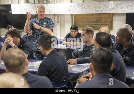 Singapour (28 septembre 2017) Vice-amiral. Tom Rowden, commandant de la marine, des forces de surface, parle avec les marins à bord de la classe Arleigh Burke destroyer lance-missiles USS John S. McCain (DDG 56) pendant un appel mains libres à la base navale de Changi, à Singapour, le 28 septembre. Rowden visite McCain pour mieux comprendre les défis et de préparation déployées pour discuter du rôle du nouveau Groupe de surface du Pacifique occidental de l'organisation. Banque D'Images